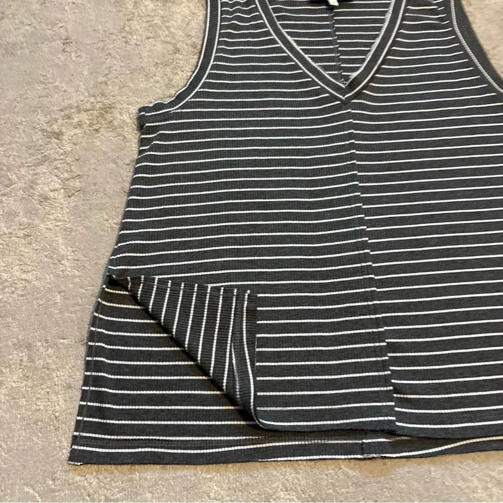 By Anthropologie Gray & White Striped Ribbed V Neck Tank Top Size Small - Picture 4 of 8